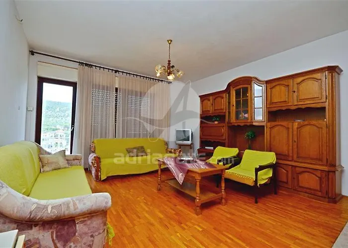 Lara Apartman *