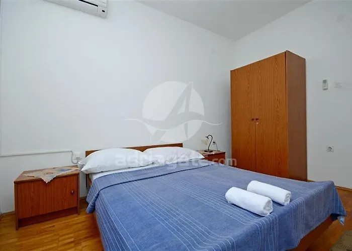 Lara Apartman *